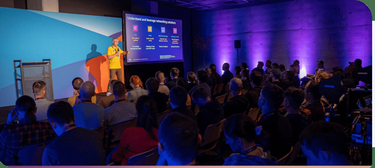 Sesja na AWS Summit Poland w Katowicach, prelegent i goście na sali